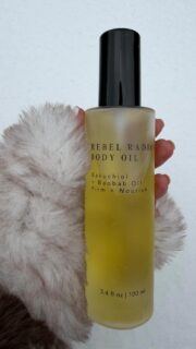 Cold air strips.
Dry heat depletes.
Winter doesn’t play fair.

Rebel Radiance restores what the season steals, deep nourishment, supple skin, and that can’t-stop-touching-it softness.

A few drops.
Pressed into skin that refuses to crack, flake, or fade.

This is your winter non-negotiable.
Because dry skin isn’t inevitable, it’s preventable.

✨ Link in bio. Touchably soft starts now.